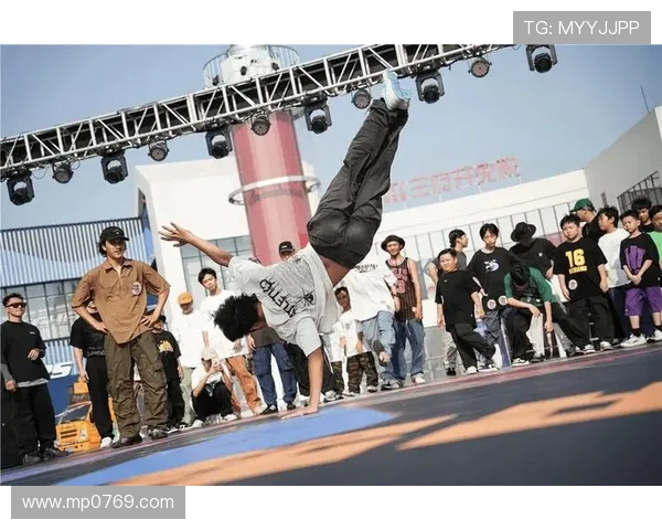 全国街舞大赛点评重庆滑板队展现出令人惊叹的灵活性与创意表现