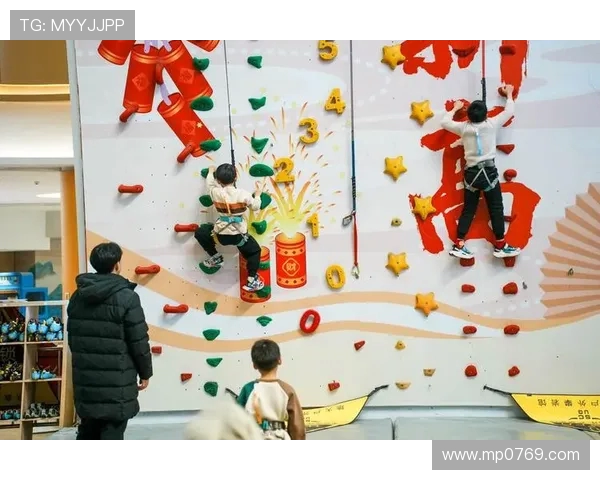 武汉攀岩队在世界滑板锦标赛中展现出卓越的灵活性与竞技精神