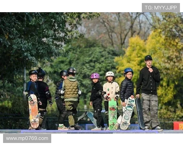 重庆滑板队的成长历程与攀岩联赛的精彩瞬间全景回顾
