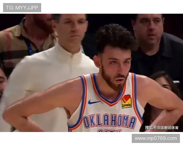 雷霆与爵士激战正酣NBA赛场精彩瞬间回顾与分析 雷霆与爵士激战正酣NBA赛场精彩瞬间回顾与分析