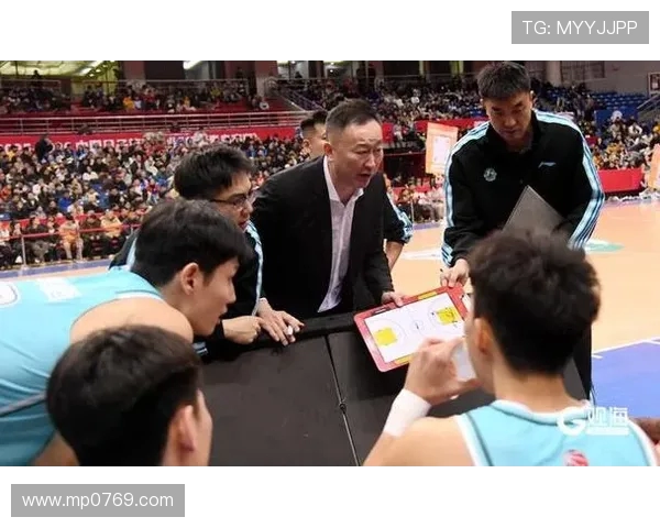 青岛男篮与广厦男篮激战正酣谁能在赛场上笑到最后