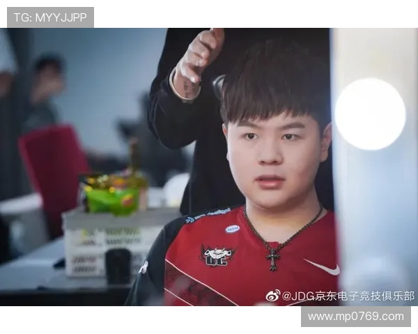 FPX在冠军杯积分榜上以60分稳居首位展现强大实力 FPX在冠军杯积分榜上以60分稳居首位展现强大实力